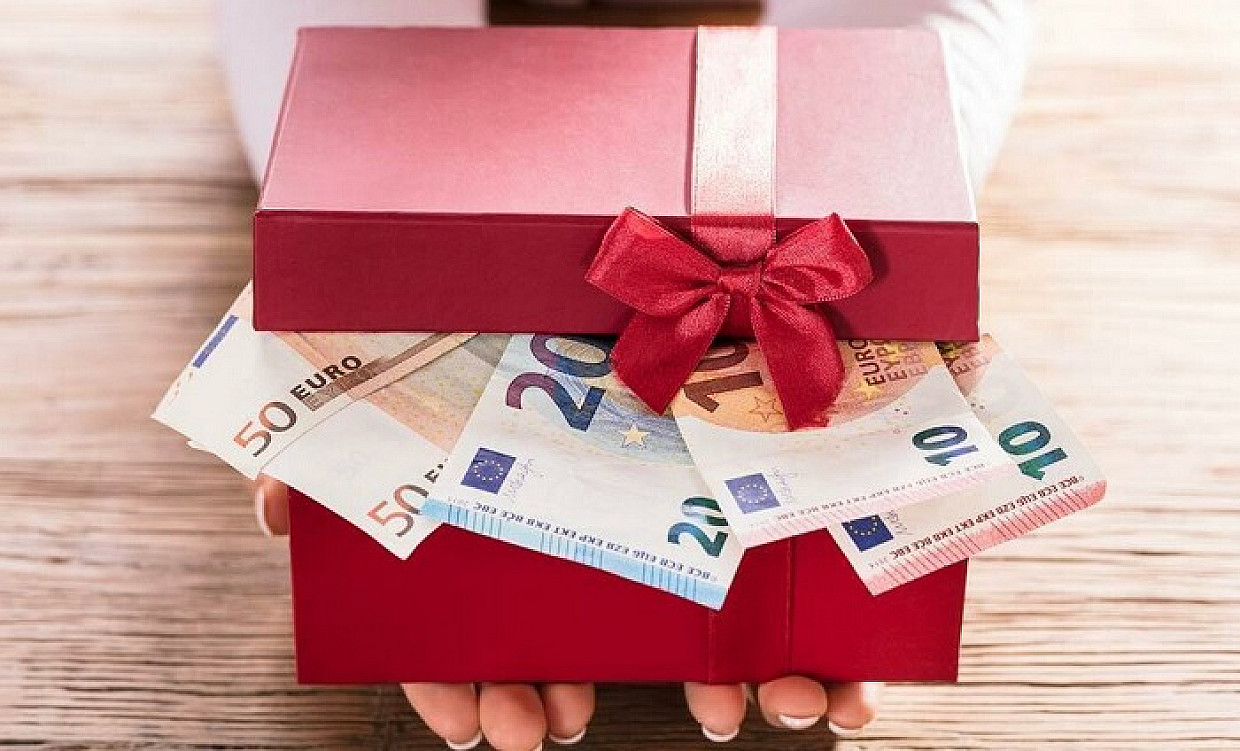 Christmas Presents and French Gifts Tax